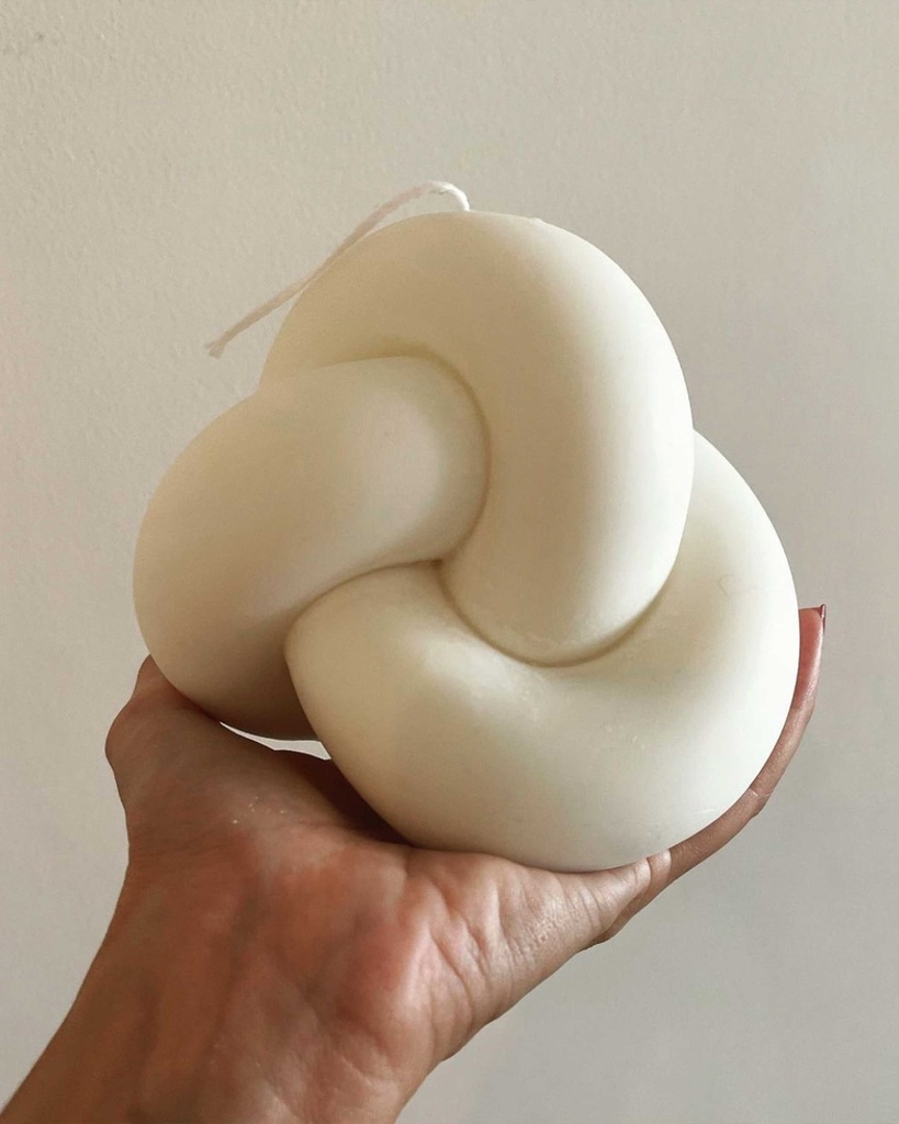 Large knot candle